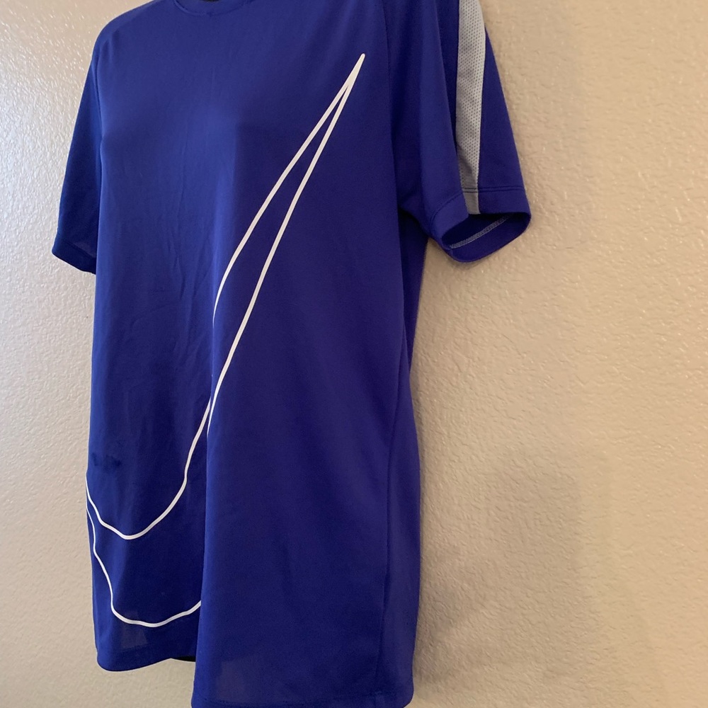 Nike T-shirt - Picture 2 of 4